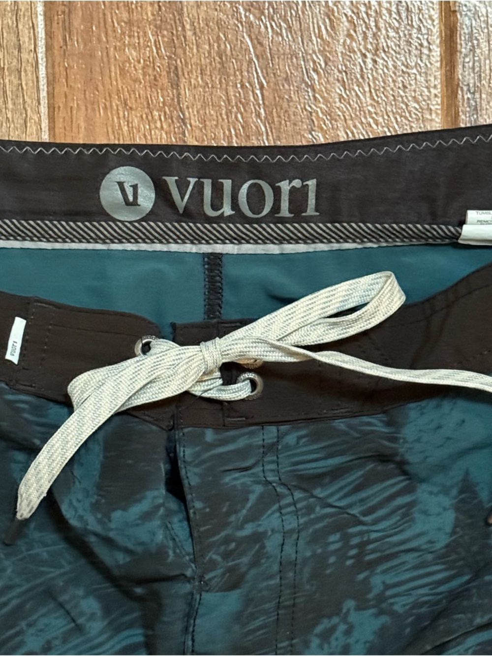 Vuori Teal & Black Cruise Drawstring Swim Board Shorts size 34 - Picture 3 of 4